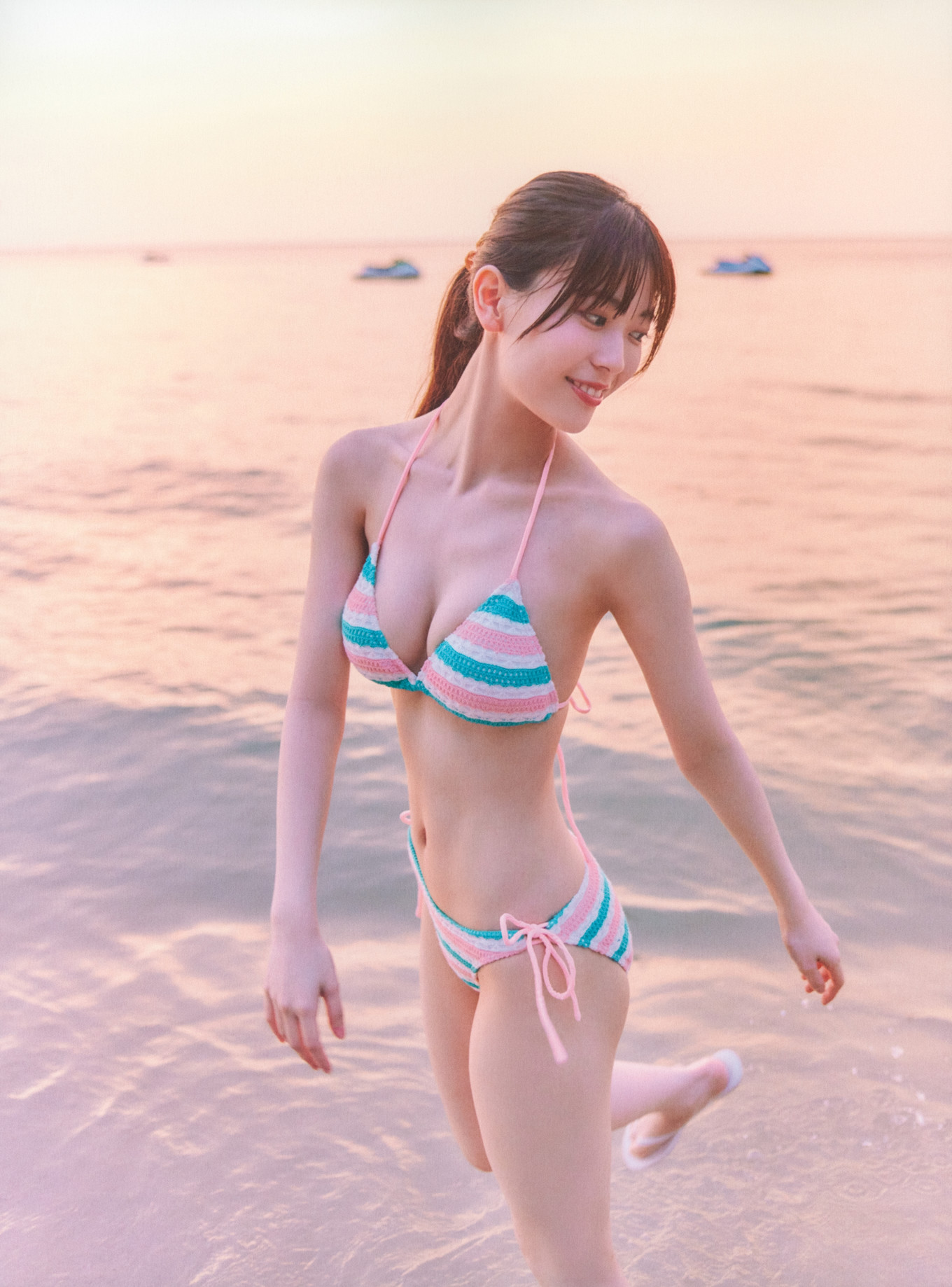 岩本蓮加, 1st写真集 「いたずらな風」 8枚目