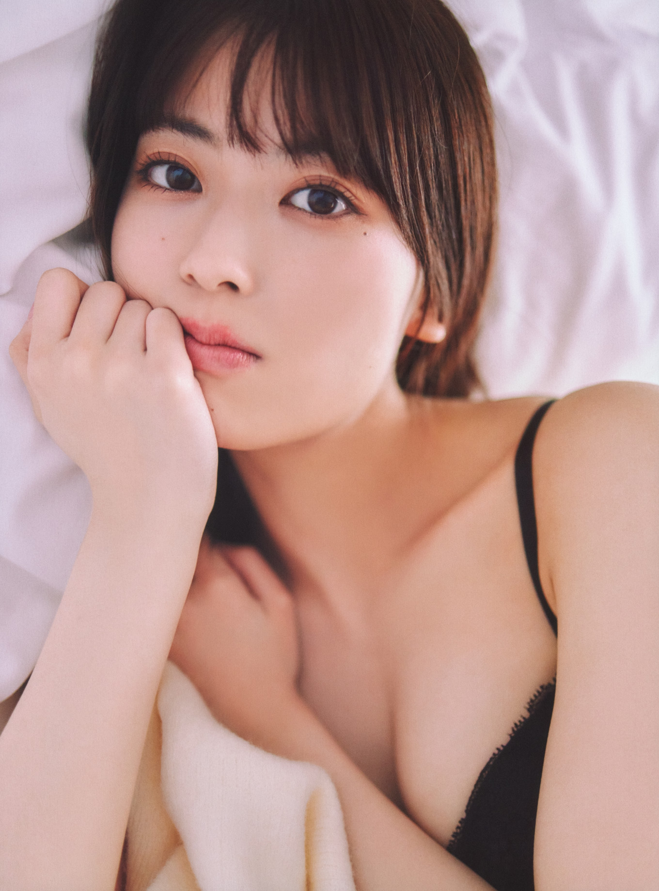 岩本蓮加, 1st写真集 「いたずらな風」 10枚目