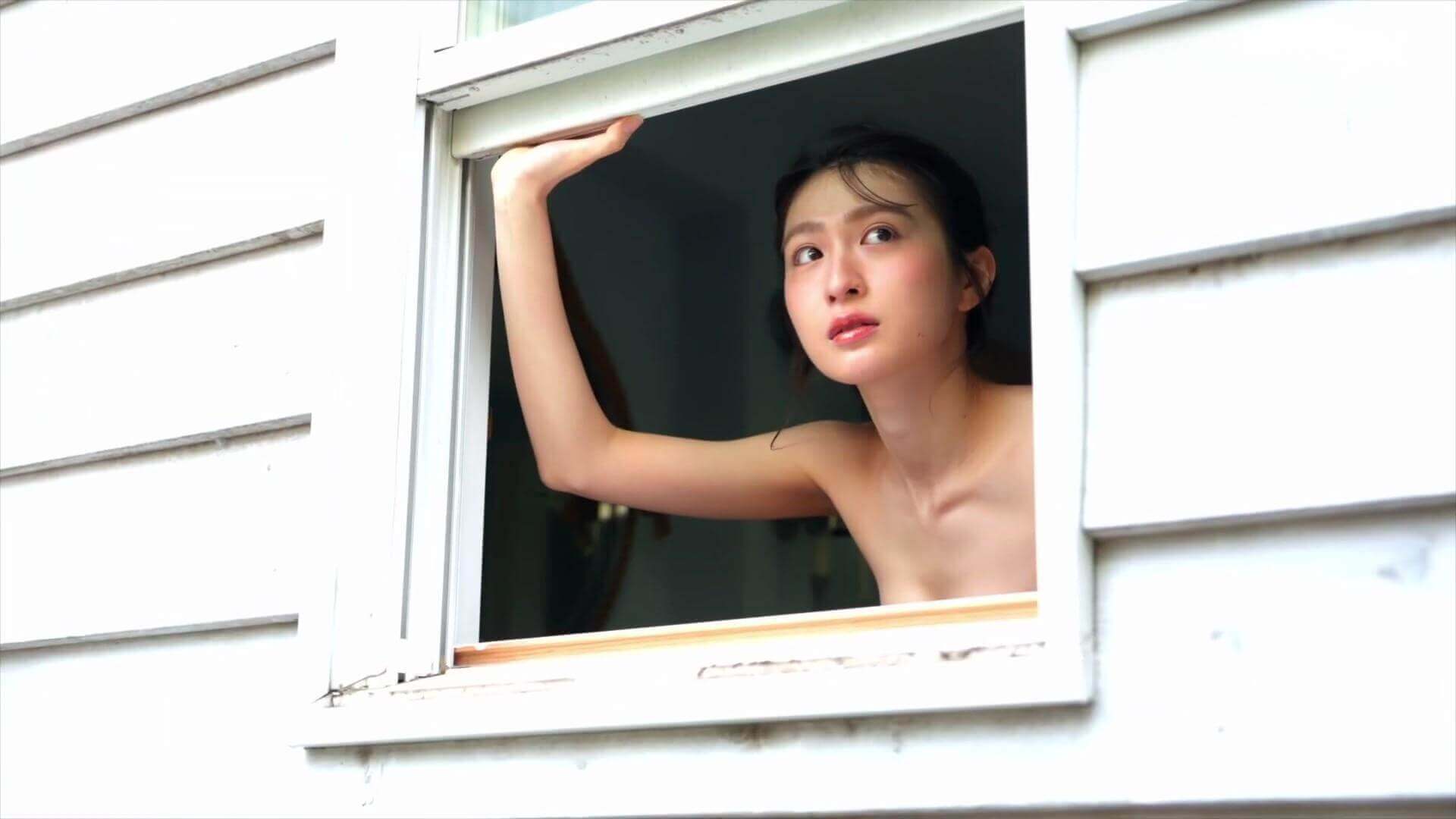 【画像宮部のぞみの極上水着グラビア!洗面所の窓辺&露天風呂での爽やかな笑顔に密着 7枚目