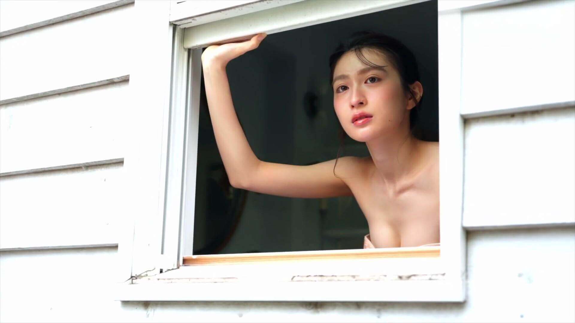 【画像宮部のぞみの極上水着グラビア!洗面所の窓辺&露天風呂での爽やかな笑顔に密着 8枚目