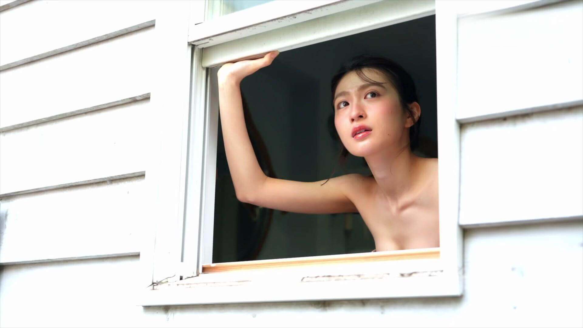 【画像宮部のぞみの極上水着グラビア!洗面所の窓辺&露天風呂での爽やかな笑顔に密着 10枚目