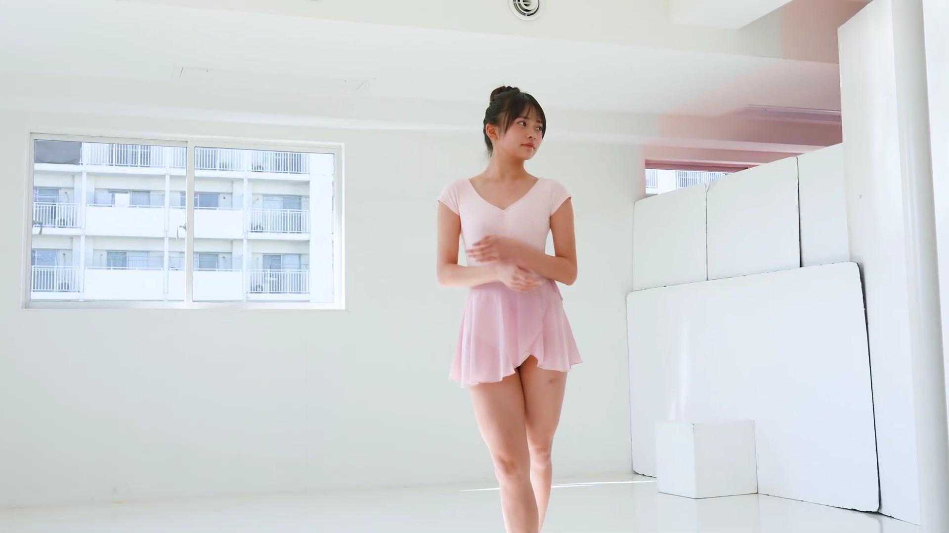 【17歳の衝撃】小森香乃、バレリーナ姿で魅せる究極の曲線美。 2枚目