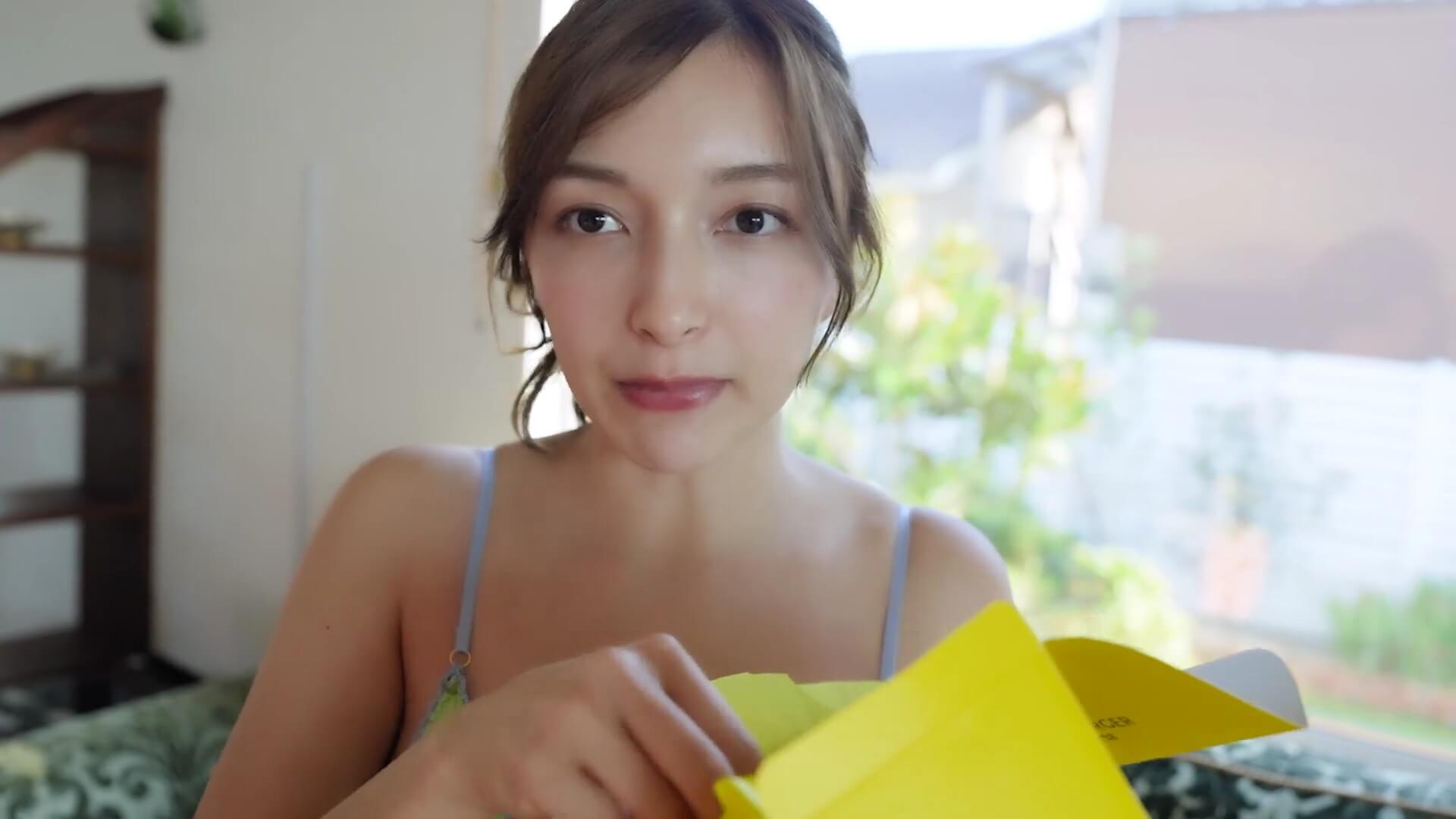 眼福の最新水着グラビア!Erikaと百瀬まりなが見せる無防備な「もぐもぐタイム」と極上ソファーショット 7枚目
