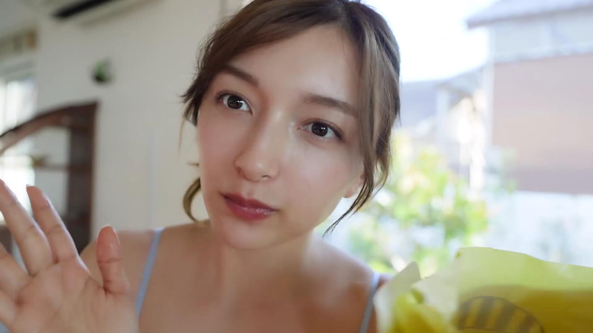 眼福の最新水着グラビア!Erikaと百瀬まりなが見せる無防備な「もぐもぐタイム」と極上ソファーショット 8枚目