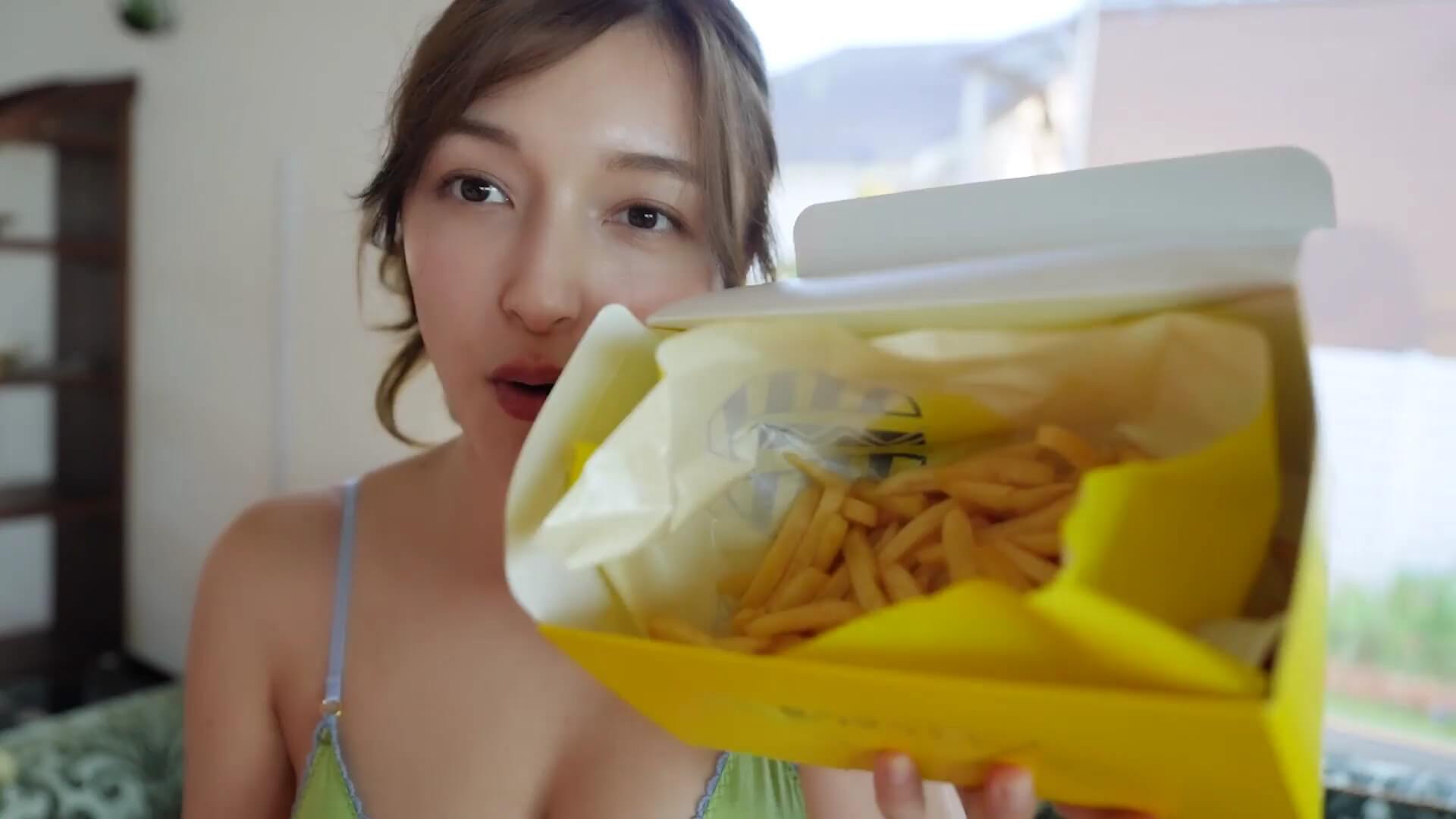 眼福の最新水着グラビア!Erikaと百瀬まりなが見せる無防備な「もぐもぐタイム」と極上ソファーショット 10枚目