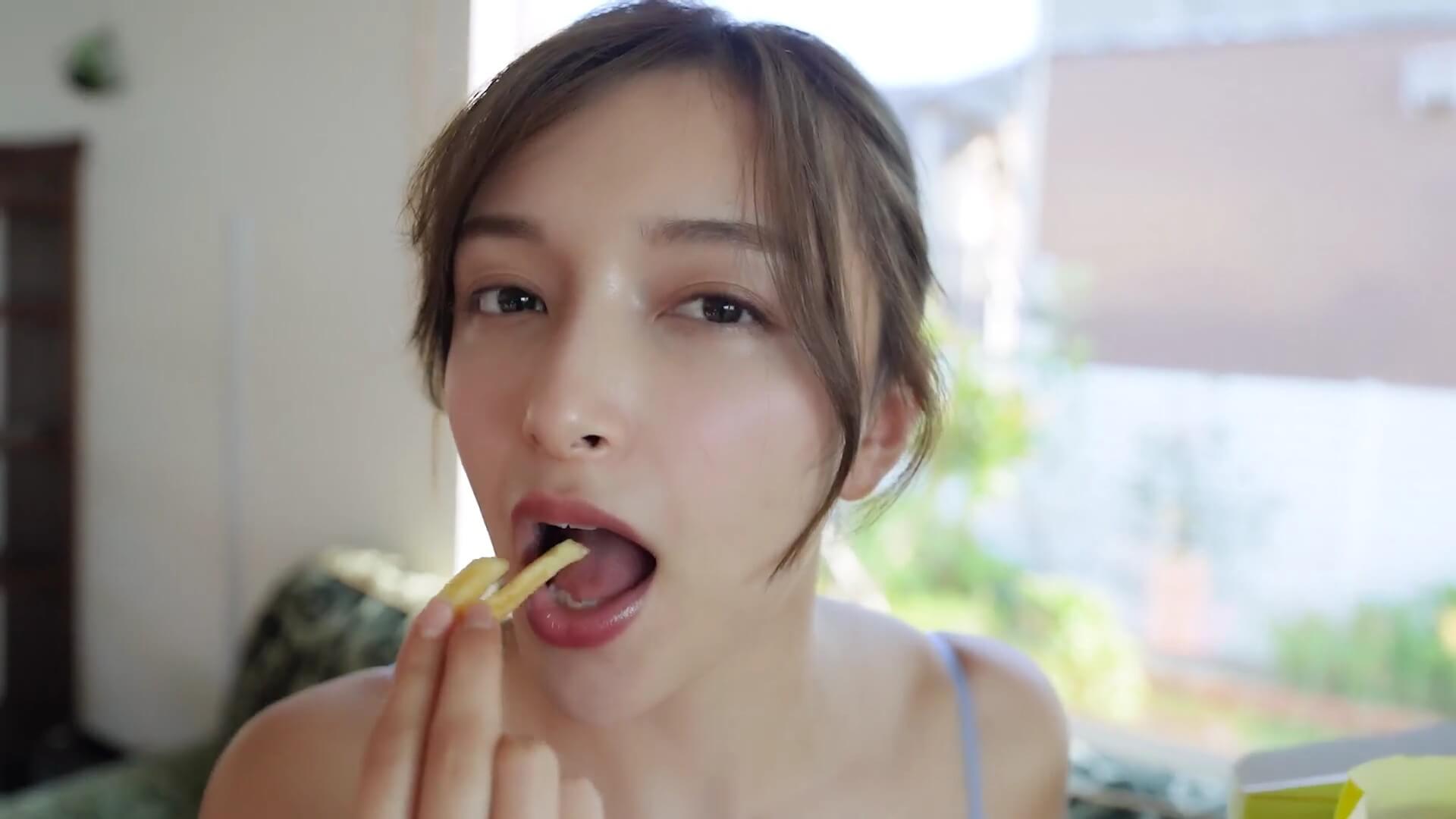 眼福の最新水着グラビア!Erikaと百瀬まりなが見せる無防備な「もぐもぐタイム」と極上ソファーショット 14枚目