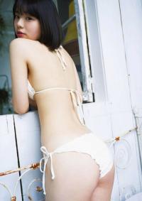 菊地姫奈 水着グラビア 17歳のあどけなさと、 背伸びした大人っぽさが同居する。