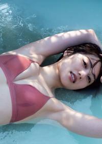 女優・奥山かずさ 髪をショートカットにしてから初の水着グラビア
