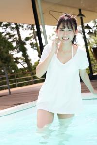 志田音々 白い水着の美女