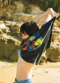 吉岡里帆 水着ビキニ画像自然のなかで