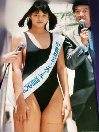 当時17歳の石田ゆり子が 大胆水着でプール開きに参加