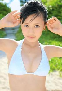 小島瑠璃子水色ビキニ画像
