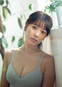小坂井祐莉絵 アニメに多数出演する 人気声優が初水着
