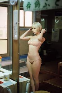 篠崎こころ 変幻自在になんでもこなす “金髪ショートの救世主 - 芸能アイドルモデル女優水着画像集