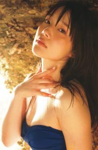 内田真礼 超人気声優のグラビア水着画像①