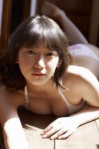 吉岡里帆 清純派巨乳女優の水着画像④