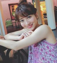 山本里菜 最新グラビア水着画像