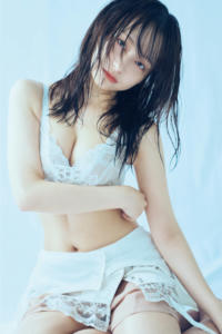 影山優佳 最新グラビア水着画像④