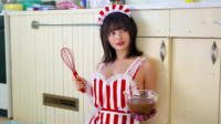 すずらが「エプロンビキニ」で誘惑!水着グラビアで見せる禁断のセクシー美ボディ